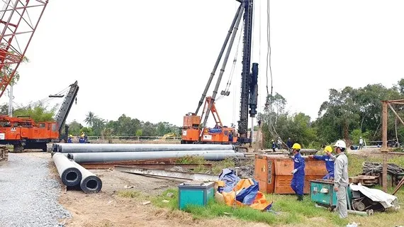 Trên công trường thi công gói thầu XL-06 Dự án xây dựng cao tốc Trung Lương - Mỹ Thuận. Ảnh: TTXVN