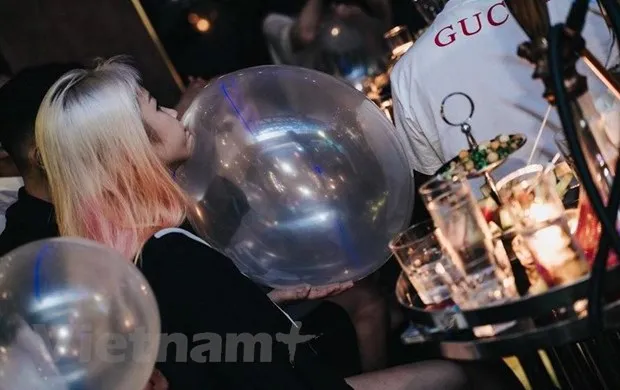 'Bóng cười' được mua bán và sử dụng rầm rộ tại các chuỗi cửa hàng của 'Bar Ball.' (Ảnh: CTV/Vietnam+)
