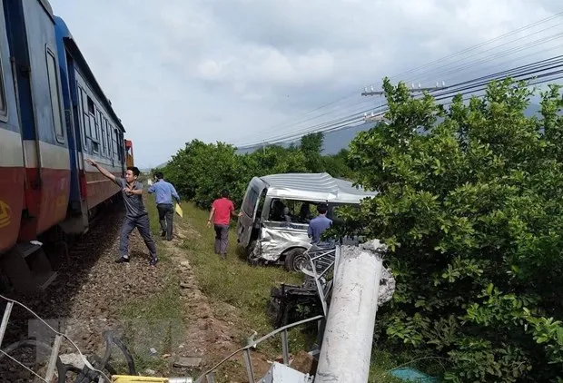 Hiện trường vụ tàu hỏa tông ôtô, 4 người thương vong tại Bình Thuận. (Ảnh: Nguyễn Thanh/TTXVN)