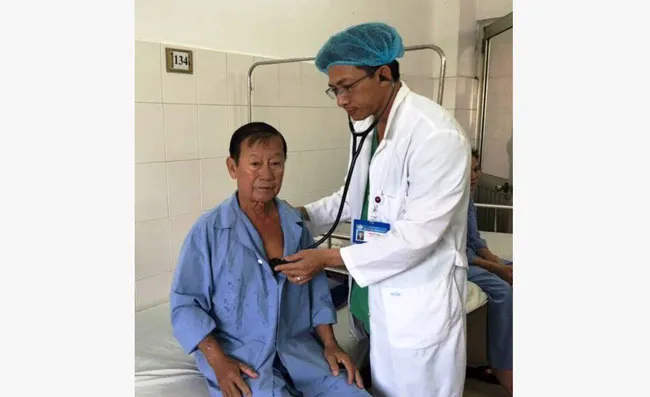Bác sĩ chăm sóc cho bệnh nhân Đảm, sức khỏe đã ổn định.