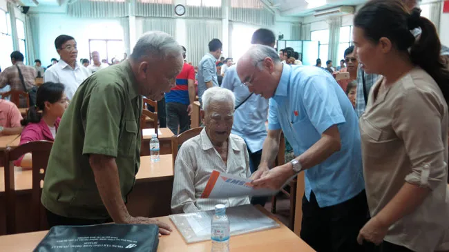 Người dân Thủ Thiêm nêu thắc mắc với các đại biểu Quốc hội về những khuất tất của dự án.