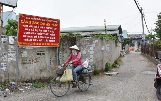 Chính quyền địa phương dựng bảng để cảnh báo người dân về các dự án "ma" trên địa bàn huyện Hóc Môn