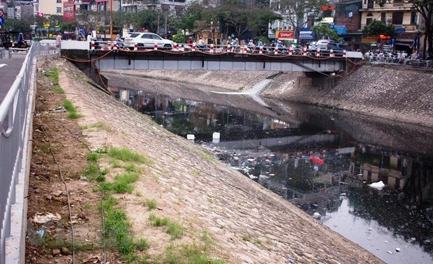 Nước sông Tô Lịch đen như mực. (Ảnh: P.V/Vietnam+)