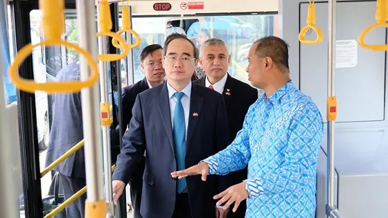 Bí thư Thành ủy TPHCM Nguyễn Thiện Nhân tìm hiểu kinh nghiệm xây đê chống ngập ảnh 3 Bí thư Thành ủy TPHCM Nguyễn Thiện Nhân tìm hiểu kinh nghiệm xây đê chống ngập ảnh 3