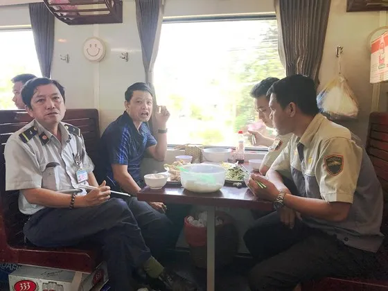 Bữa cơm đơn giản của nhân viên tàu SE4