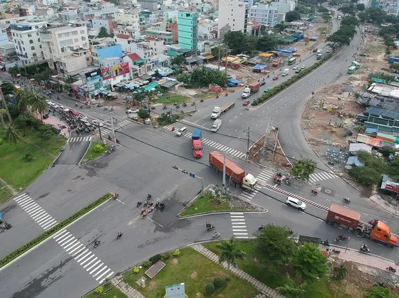 Ngã tư Nguyễn Văn Linh - Huỳnh Tấn Phát trước KCX Tân Thuận, Ảnh: CAO THĂNG