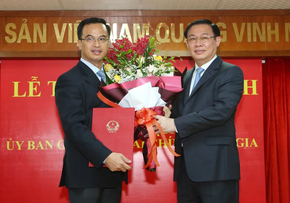 Phó Thủ tướng Vương Đình Huệ trao Quyết định cho ông Vũ Nhữ Thăng - Ảnh VGP/Thành Chung