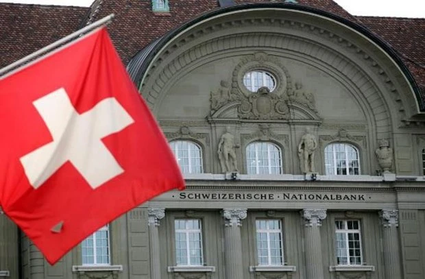 Cờ Thụy Sĩ được treo trước Ngân hàng Quốc gia Thụy Sĩ (SNB) tại Bern. (Nguồn: Reuters)