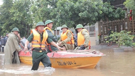 Lực lượng chức năng dùng ca nô chuyên dụng để tiếp cận hộ dân bị cô lập