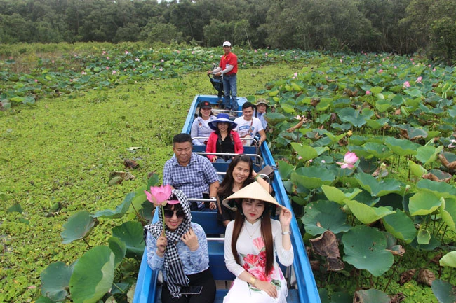 Du khách nao lòng Trà Sư mùa nước nổi.