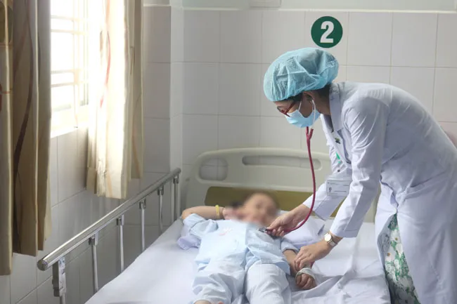 Các bác sĩ chăm sóc cho bé, sau khi điều trị thành công