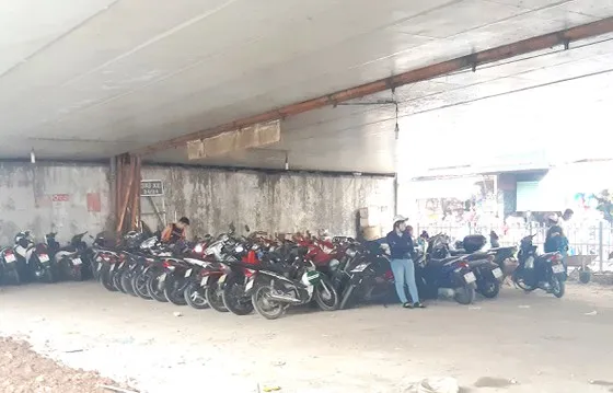 Gầm cầu Ông Lãnh (quận 1) bị chiếm làm bãi giữ xe