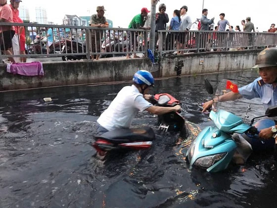  Toàn bộ khu vực gần cầu Kênh Ngang số 3, quận 8, TPHCM bị ngập nghiêm trọng trong đợt triều cường vừa qua