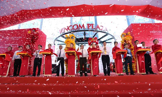 Lãnh đạo Thành phố Cao Lãnh và đại diện Tập đoàn Vingroup chính thức cắt băng khai trương Vincom Plaza Cao Lãnh - “Điểm hẹn niềm vui mới” của người dân Đồng Tháp
