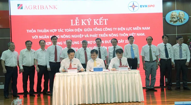 EVNSPC và Agribank ký hợp đồng tín dụng tài trợ thực hiện Dự án đường dây 220kV Kiên Bình - Phú Quốc, tỉnh Kiên Giang. Ảnh Đình Hoàng