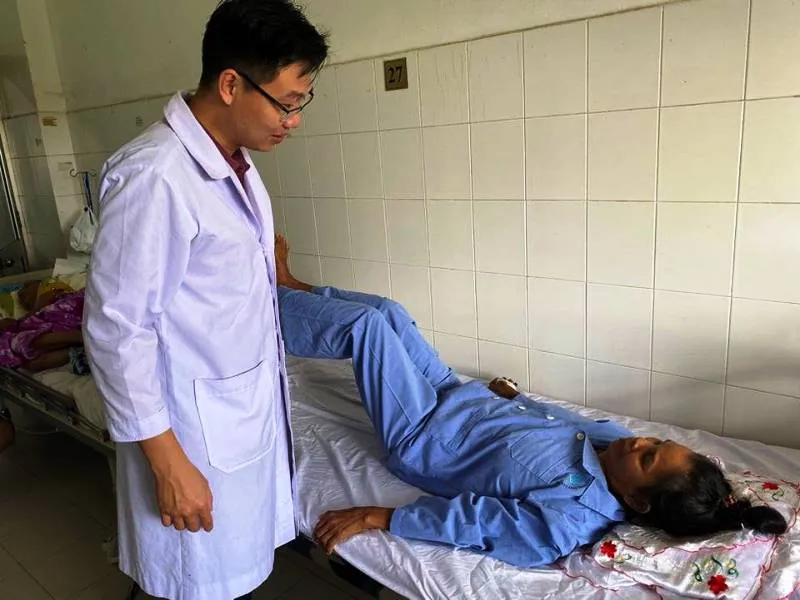 Bác sĩ chăm sóc cho bệnh nhân sau phẫu thuật thành công