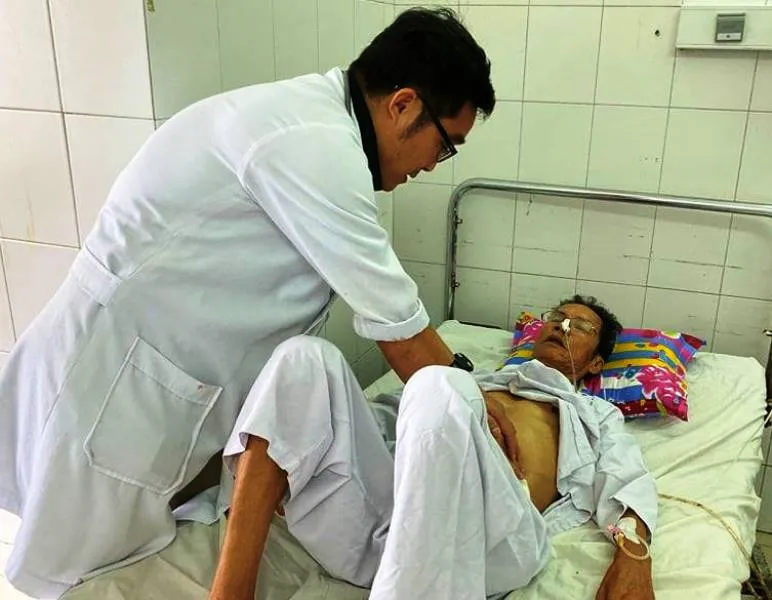 Bác sĩ chăm sóc cho bệnh nhân sau khi cấp cứu thành công