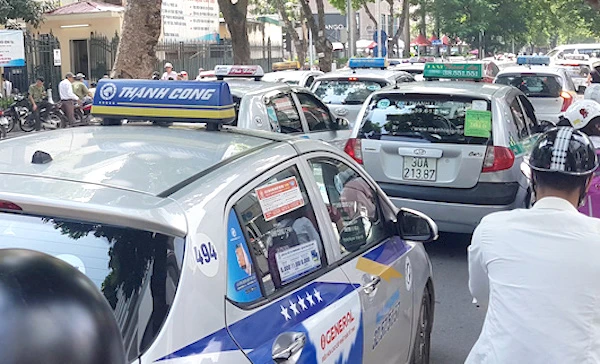 Bổ sung quy định cho phép taxi được quyền lựa chọn có hộp đèn với chữ “TAXI” gắn cố định trên nóc xe hoặc niêm yết dán cố định cụm từ “XE TAXI” trên kính. Ảnh minh hoạ.