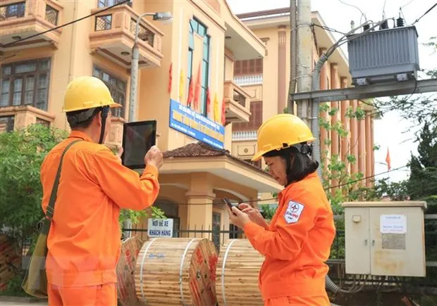 Nhân viên Công ty Điện lực Quảng Trị (Tổng Công ty Điện lực miền Trung) thu thập, cập nhật dữ liệu thông tin khách hàng dùng điện trên địa bàn thành phố Đông Hà. (Ảnh: Ngọc Hà/TTXVN)