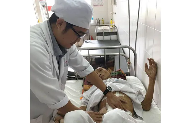 Các bác sĩ chăm sóc cho bệnh nhân sau khi phẫu thuật thành công