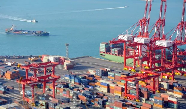 Hàng hóa được xếp tại cảng ở Busan của Hàn Quốc. (Ảnh: AFP/TTXVN)