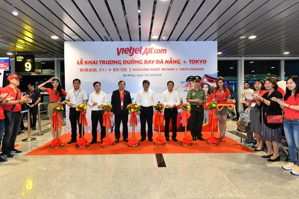 Ông Nguyễn Đức Thịnh cùng Phó Chủ tịch thường trực UBND TP.Đà Nẵng Đặng Việt Dũng (giữa) và lãnh đạo của các đơn vị hoạt động tại sân bay quốc tế Đà Nẵng cắt băng khai trương đường bay thứ 5 của Vietjet đến Nhật Bản