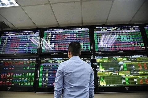 Nhóm CP trụ nổi sóng, VN Index tăng gần 17 điểm