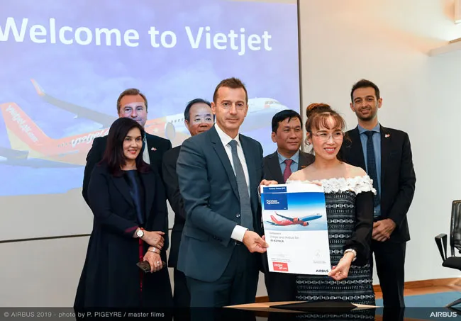 Tổng Giám đốc Vietjet Nguyễn Thị Phương Thảo (phải) và Ông Guillaume Faury, Chủ tịch & Tổng giám đốc của Tập đoàn Airbus cùng ký kết hợp đồng mua 20 tàu bay A321XLR với sự chứng kiến của lãnh đạo cấp cao hai bên