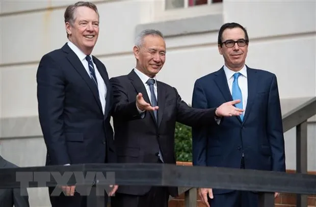 Đại diện Thương Mại Mỹ Robert Lighthizer, Phó Thủ tướng Trung Quốc Lưu Hạc và Bộ trưởng Tài chính Mỹ Steven Mnuchin tại vòng đàm phán thương mại ở Washington, DC ngày 10/10/2019. (Ảnh: AFP/TTXVN)