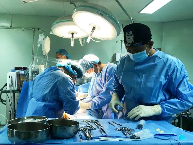 Các bác sĩ phẫu thuật cho những bệnh nhân thành công.