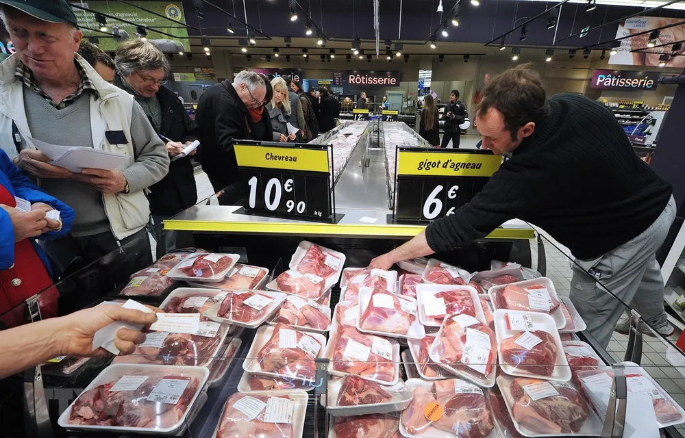 Người dân chọn mua hàng hóa tại siêu thị ở Toulouse, Pháp. (Ảnh: AFP/TTXVN)