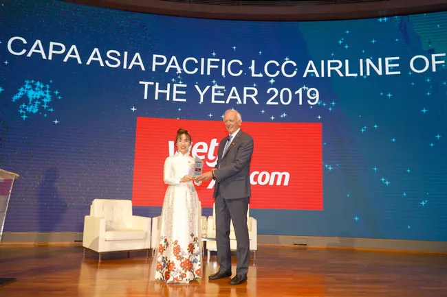 Tổng Giám đốc Vietjet Nguyễn Thị Phương Thảo (trái) nhận giải thưởng "Hãng hàng không chi phí thấp của năm tại khu vực châu Á - Thái Bình Dương" được trao bởi Chủ tịch danh dự CAPA Ông Peter Harbison.