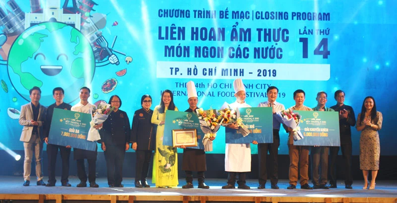 Ban tổ chức trao giải cho các bếp trưởng chuyên nghiệp đạt giải trình diễn chế biến món ăn của “Liên hoan bếp trưởng khách sạn 5 sao”. Ảnh: PHONG LAM