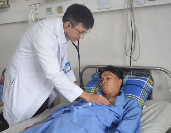 Các bác sĩ chăm sóc cho bệnh nhân sau khi can thiệp thành công.