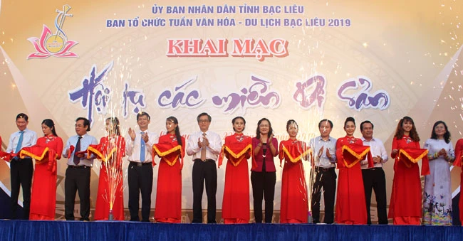 Lễ cắt băng khai mạc chương trình “Hội tụ các miền di sản” tại trước nhà hát Cao Văn Lầu. Ảnh: PHONG LAM