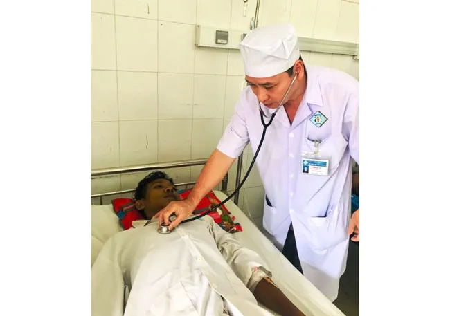 Bác sĩ thăm khám cho bệnh nhân