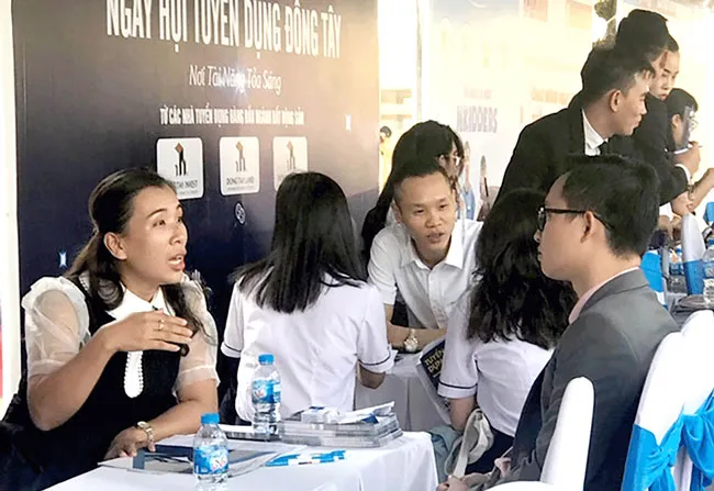 Nhiều doanh nghiệp mở rộng cửa đón sinh viên sắp tốt nghiệp hoặc mới ra trường. Ảnh: MẠNH HÒA