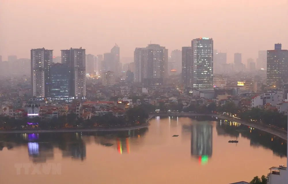 Bầu trời phía Nam Hà Nội mờ sương (ảnh chụp lúc 18h ngày 21/11/2019). (Ảnh: Ngọc Hà/TTXVN)