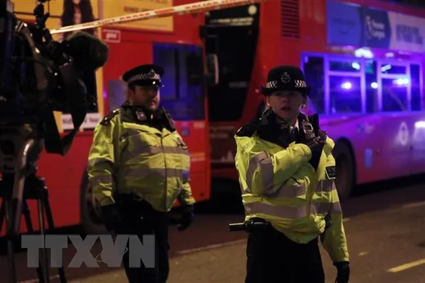 Cảnh sát Anh phong tỏa phía nam cầu London sau vụ tấn công bằng dao ngày 29/11/2019. (Ảnh: THX/TTXVN)