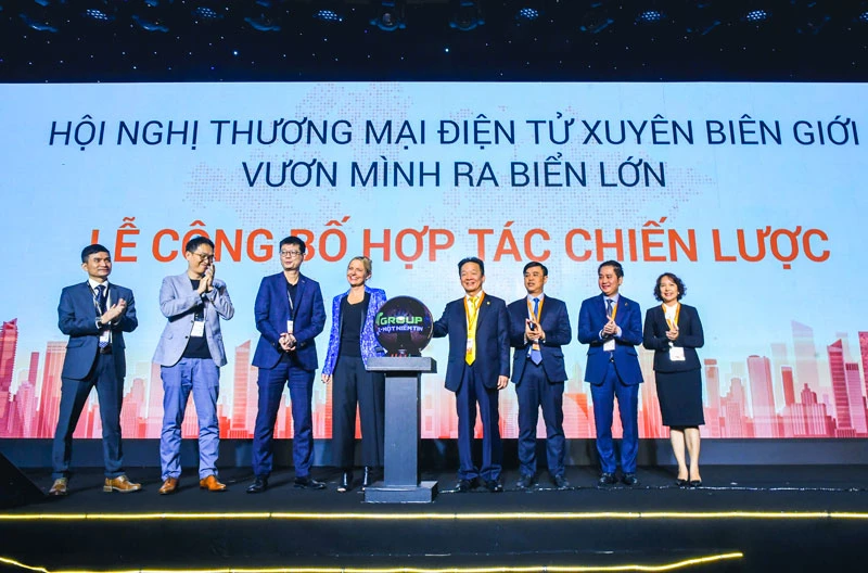 Cú bắt tay hợp tác giữa Amazon, T&T Group và SHB đã tạo nền tảng, một xu thế tất yếu cho việc chuyển đổi số ở các DN.