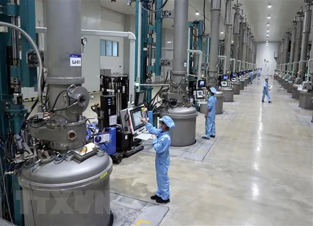 Dây chuyền sản xuất nguyên liệu để chế tạo pin năng lượng mặt trời tại Công ty TNHH JA Solar Việt Nam, vốn đầu tư của Hong Kong (Trung Quốc) tại khu công nghiệp Quang Châu (Bắc Giang). (Ảnh: Danh Lam/TTXVN)