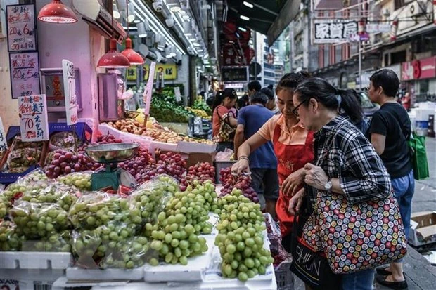 Người dân mua sắm tại một khu chợ ở Hong Kong ngày 3/10/2019. (Nguồn: AFP/TTXVN)