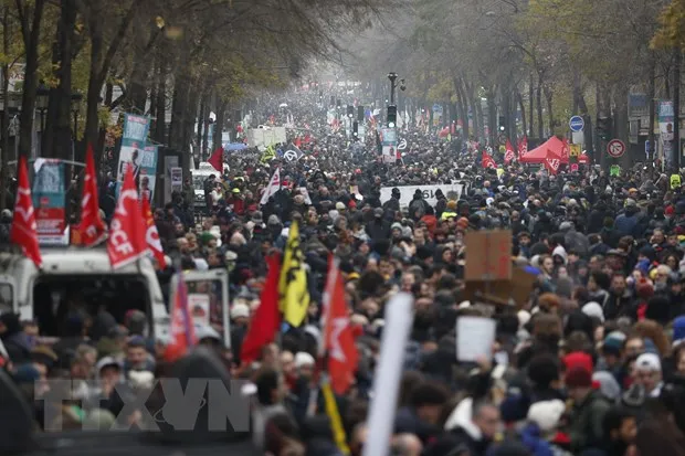 Tuần hành phản đối cải cách lương hưu tại Paris, Pháp ngày 5/12/2019. (Nguồn: AFP/TTXVN)