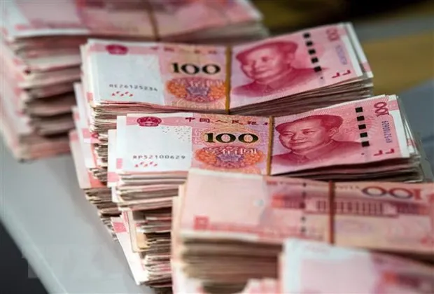 Đồng tiền mệnh giá 100 nhân dân tệ tại Thượng Hải, Trung Quốc. (Ảnh: AFP/TTXVN)