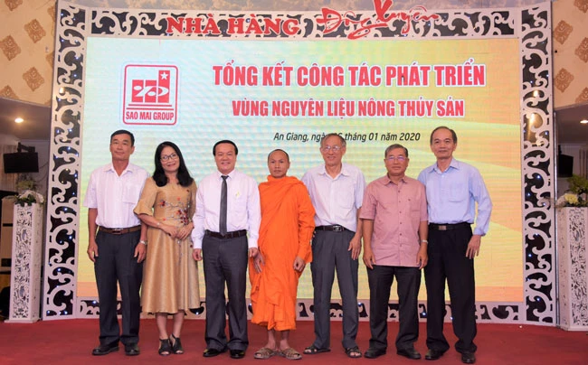 Lãnh đạo Tập đoàn Sao Mai chụp ảnh lưu niệm với hộ nuôi cá tra, hộ trồng mì tại Hội nghị