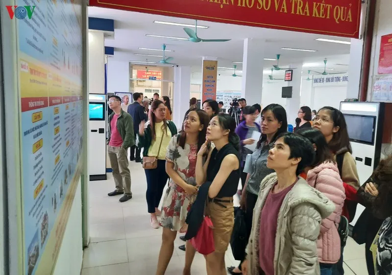 Người lao động đến Trung tâm Dịch vụ việc làm Hà Nội để tìm việc làm thêm giáp Tết.