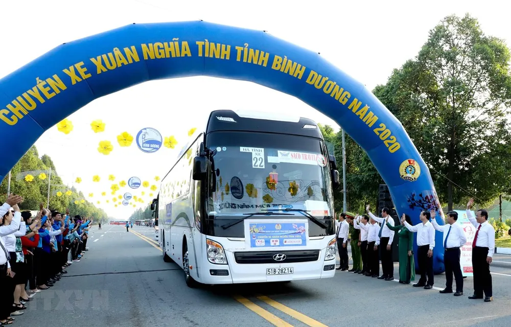 Lãnh đạo tỉnh và các sở, ngành tiễn các công nhân về quê đón Tết. (Ảnh: Nguyễn Văn Việt/TTXVN)