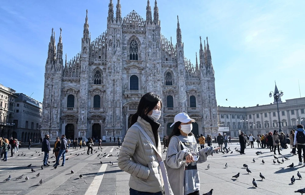 Đeo khẩu trang phòng lây nhiễm dịch viêm đường hô hấp cấp COVID-19 ở Duomo, Milan, Italy ngày 24/2/2020. (Ảnh: AFP/TTXVN)