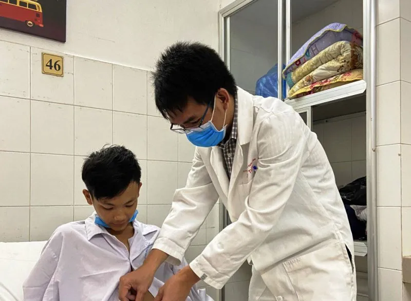 Bác sĩ chăm sóc cho bệnh nhân sau khi phẫu thuật thành công
