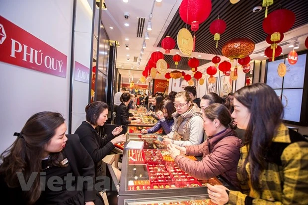 Khách hàng giao dịch vàng miếng. (Ảnh: Đức Duy/Vietnam+)